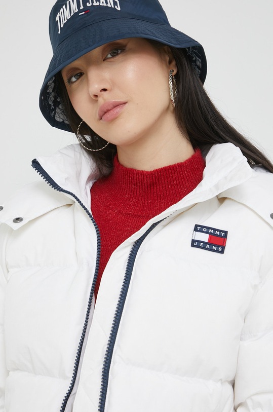 Péřová bunda Tommy Jeans bílá DW0DW14661.9BYY