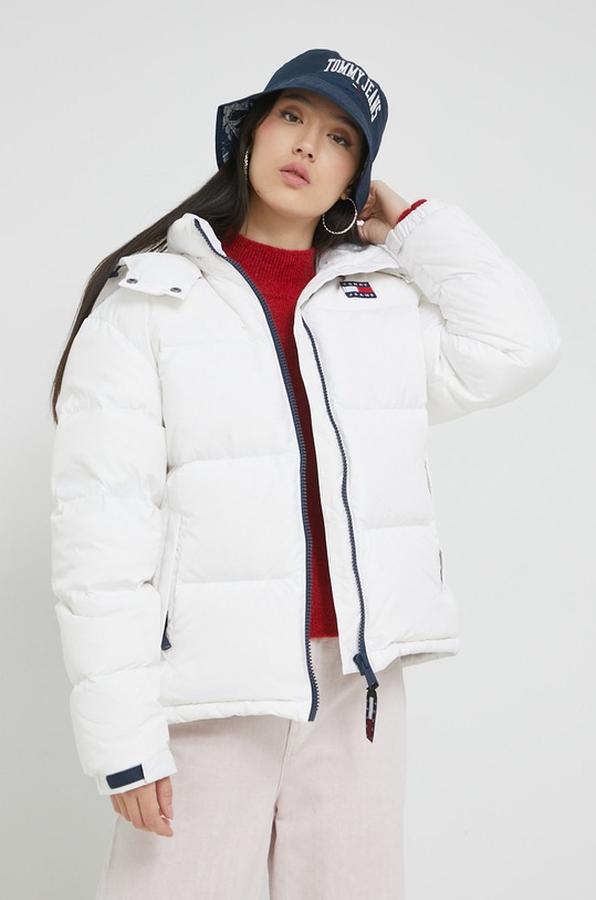 Péřová bunda Tommy Jeans DW0DW14661.9BYY bílá