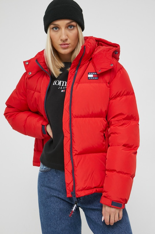 Péřová bunda Tommy Jeans červená DW0DW14661.9BYY