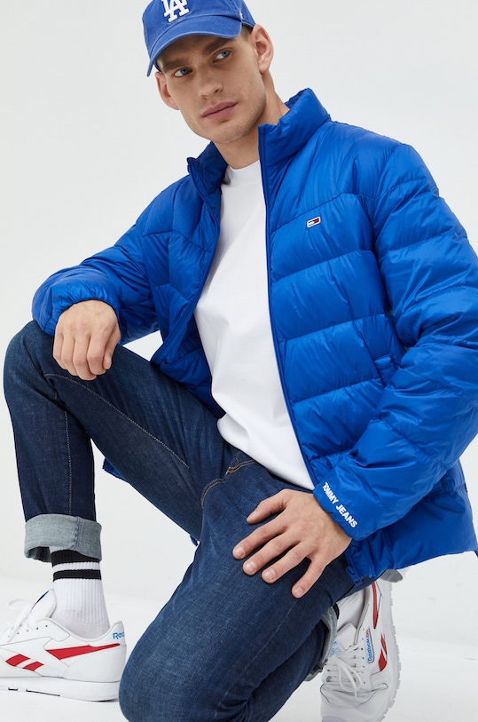 Péřová bunda Tommy Jeans přechodné modrá DM0DM14086.9BYY