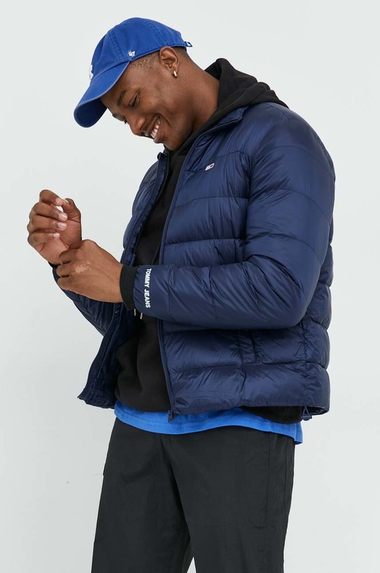 Péřová bunda Tommy Jeans přechodné námořnická modř DM0DM14086.9BYY