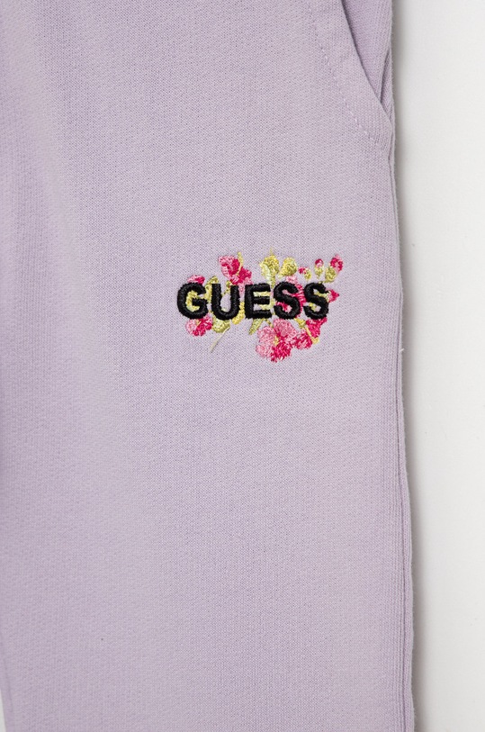 DÍVKA Dětské bavlněné tepláky Guess K2YQ11.KA6R3 fialová