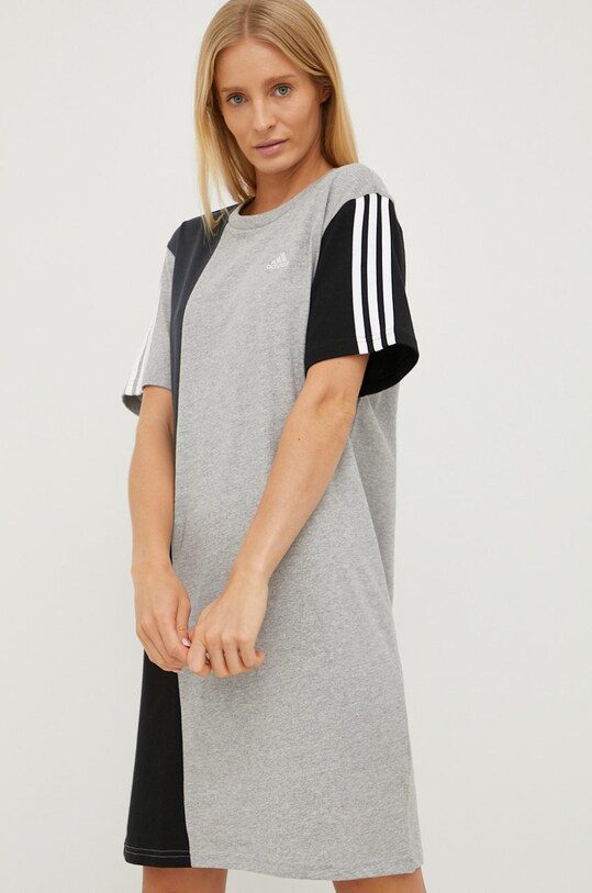Памучна рокля adidas HC8825 сив AW22