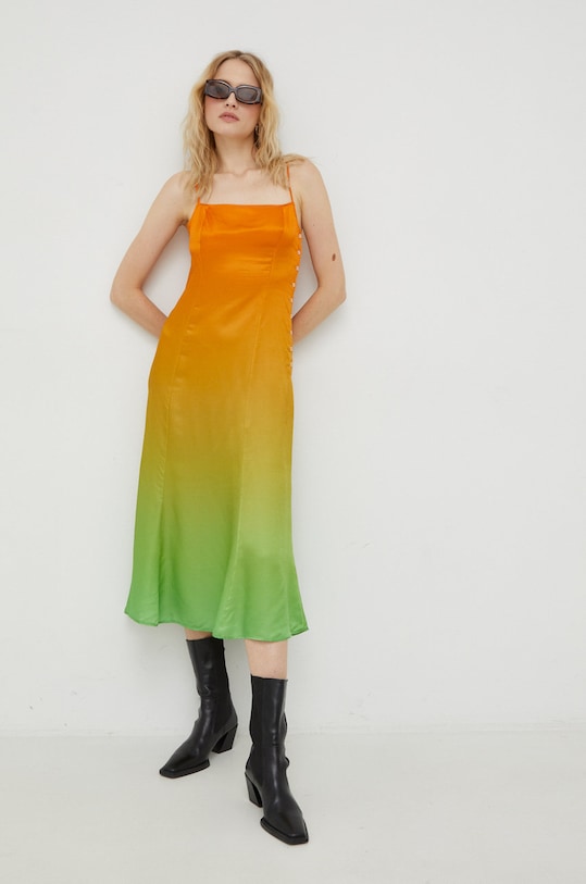 Šaty s příměsí hedvábí Samsoe Samsoe F22300218 oranžová AW22