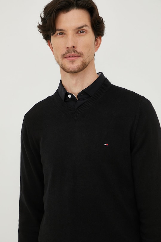 Sveter s prímesou kašmíru Tommy Hilfiger V výstrih čierna MW0MW28047.9BYY