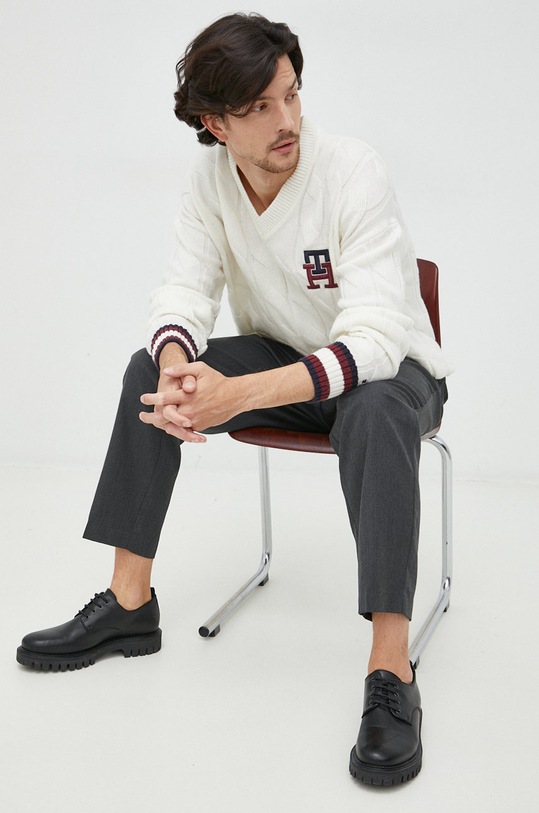 Vlněný svetr Tommy Hilfiger V výstřih bílá MW0MW27764.9BYY