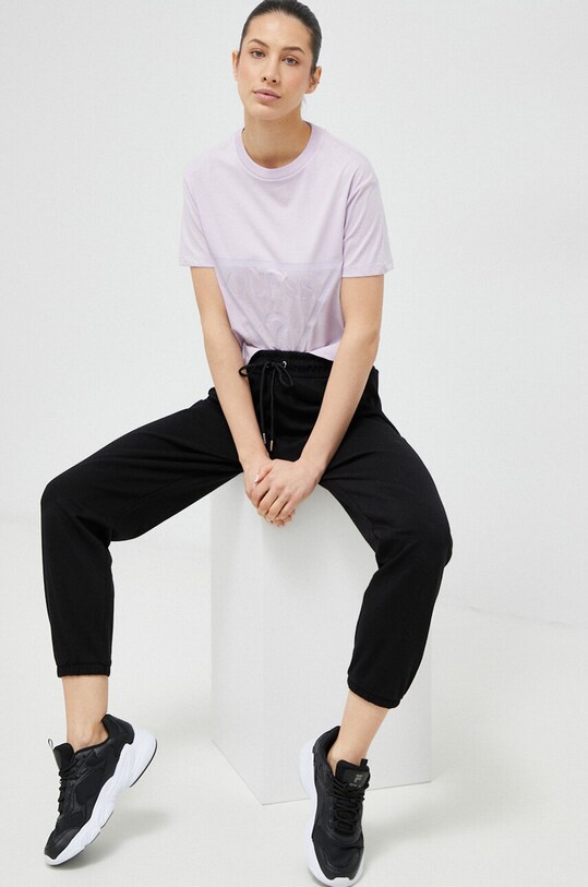 Памучна тениска Guess ADELE V2YI06.K8HM0 виолетов AW25