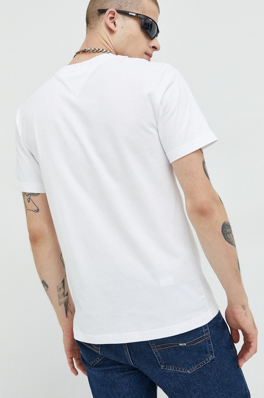 Ρούχα Βαμβακερό μπλουζάκι Tommy Jeans DM0DM14988.9BYY λευκό