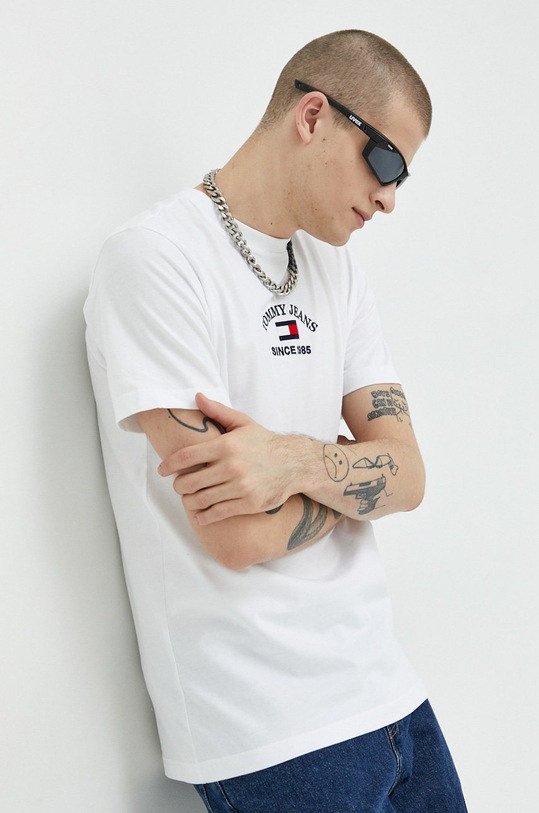 Βαμβακερό μπλουζάκι Tommy Jeans λευκό DM0DM14988.9BYY