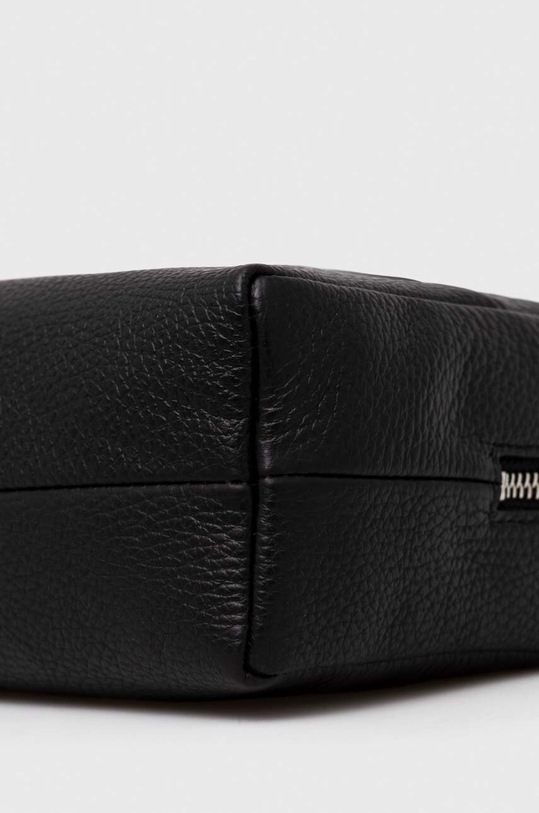 Kožna kozmetička torbica Coccinelle crna E5.MUK.95.G1.01