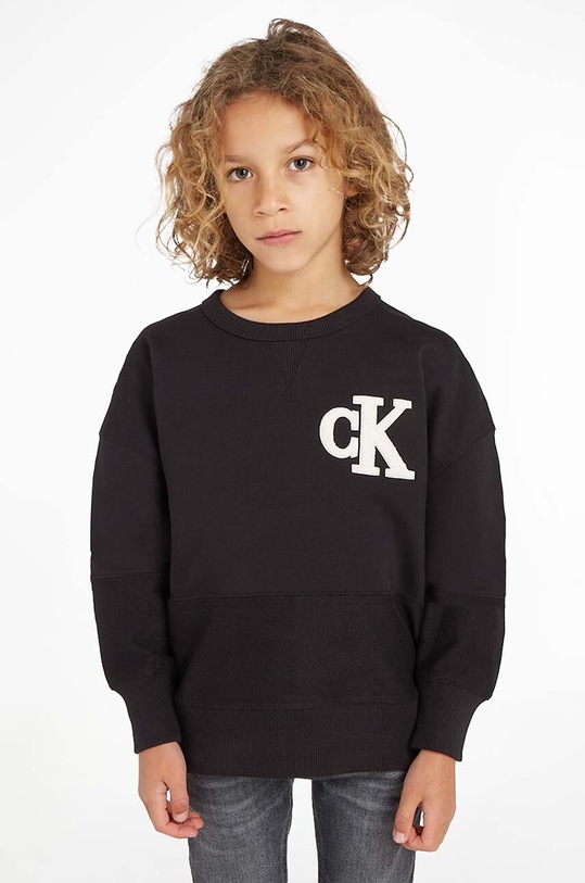Παιδική βαμβακερή μπλούζα Calvin Klein Jeans χωρίς κουκούλα μαύρο IB0IB01684.9BYX