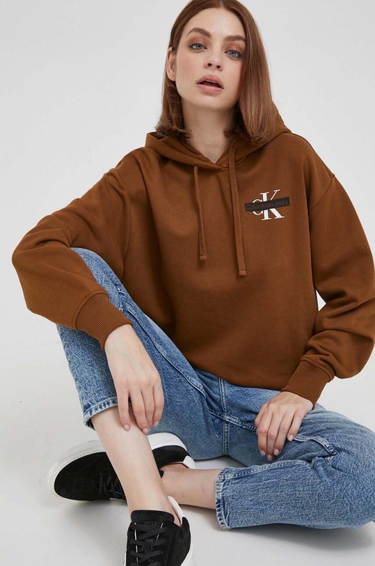 Μπλούζα Calvin Klein Jeans με κουκούλα καφέ J20J222718