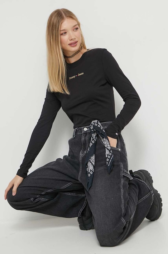Βαμβακερή μπλούζα με μακριά μανίκια Tommy Jeans DW0DW16439 μαύρο AW23