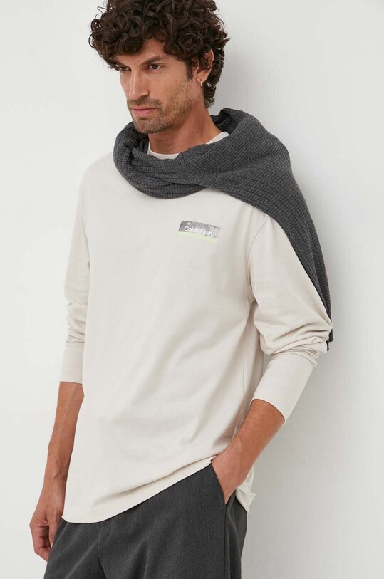 Bavlnené tričko s dlhým rukávom Calvin Klein potlač béžová K10K111843