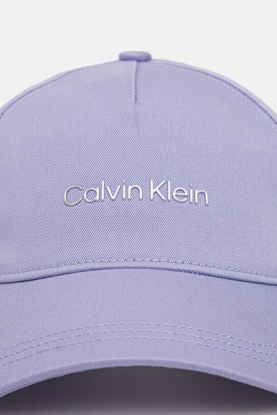 Bavlnená šiltovka Calvin Klein K60K610525 fialová SS25