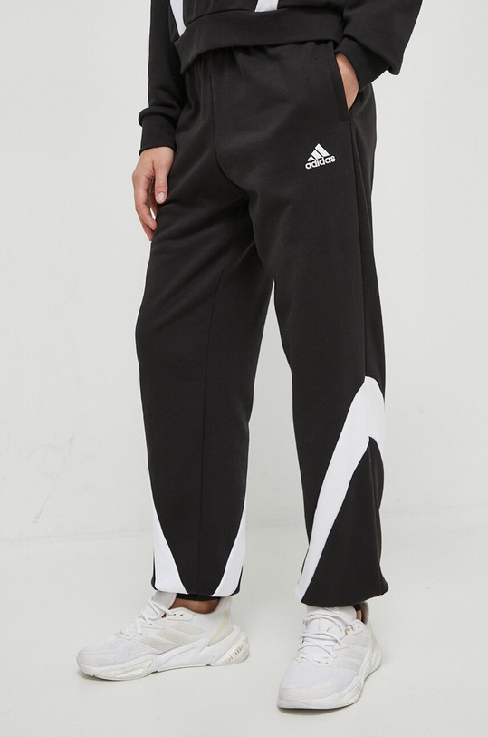 Спортивный костюм adidas IA3152