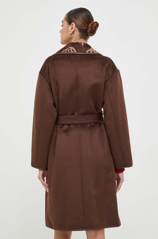 Abbigliamento Guess cappotto W3BL18.WFQT0 marrone