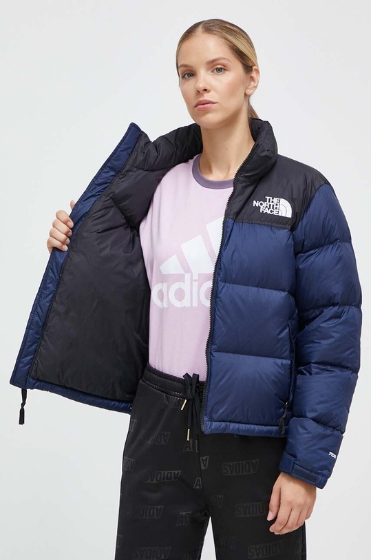 Pernata jakna The North Face NF0A3XEO92A1 mornarsko plava
