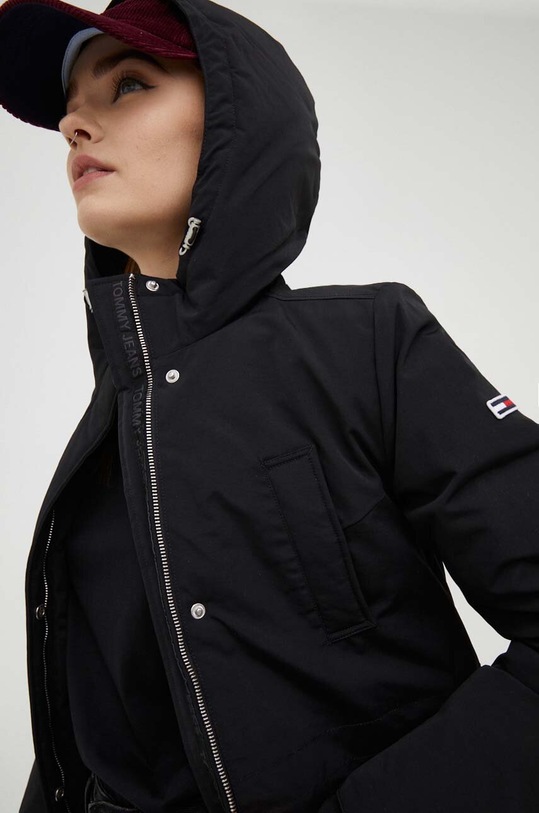 Péřová bunda Tommy Jeans černá DW0DW14684