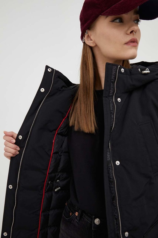 Péřová bunda Tommy Jeans DW0DW14684