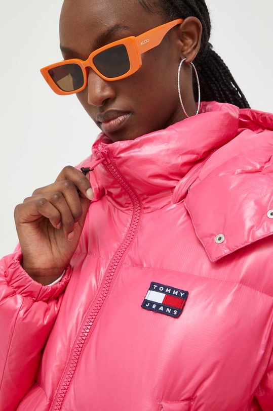 Péřová bunda Tommy Jeans růžová DW0DW16572