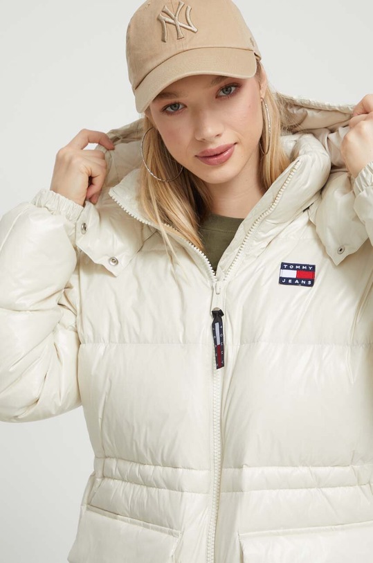 Péřová bunda Tommy Jeans béžová DW0DW16573