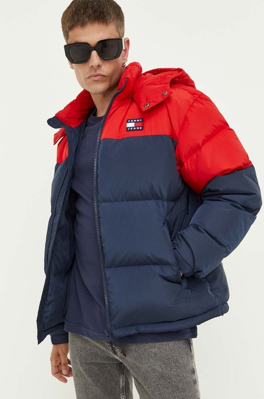 Péřová bunda Tommy Jeans s podšívkou námořnická modř DM0DM17482