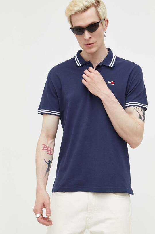 Bombažen polo Tommy Jeans DM0DM16589 mornarsko modra AW23