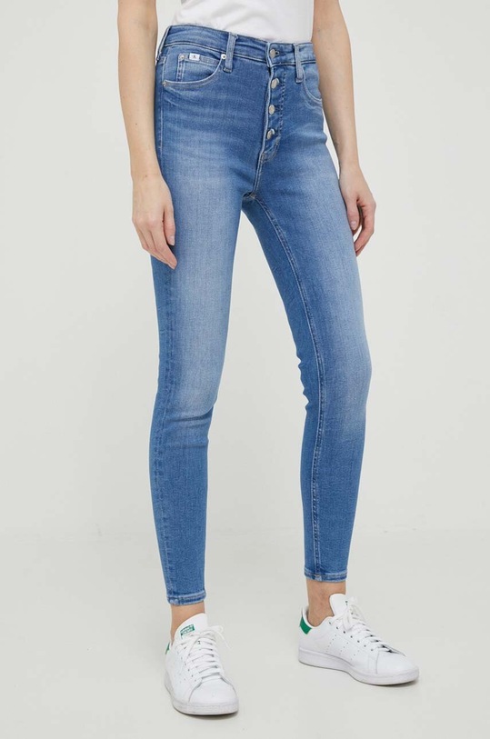 Kavbojke Calvin Klein Jeans Prijazno od planeta modra J20J221252