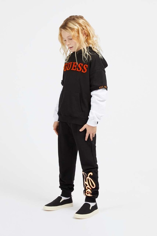 Otroška bombažna trenirka Guess Potisk črna L3YQ34.KA6R3.9BYX