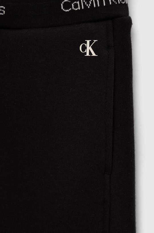 Chłopiec Calvin Klein Jeans spodnie dresowe dziecięce IB0IB01681.9BYX czarny