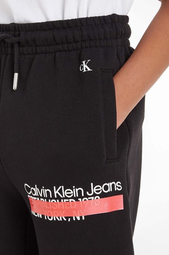 Παιδικό βαμβακερό παντελόνι Calvin Klein Jeans IB0IB01682.9BYX μαύρο