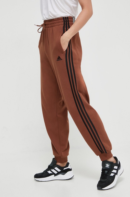 adidas spodnie dresowe bawełniane aplikacja brązowy IL3451