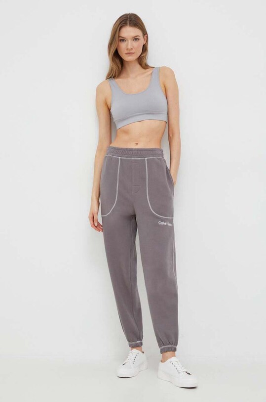 Bavlnené tepláky Calvin Klein Underwear 000QS7041E sivá AW23