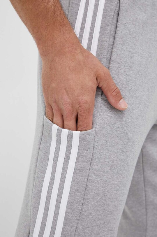 Βαμβακερό παντελόνι adidas γκρί IC0052