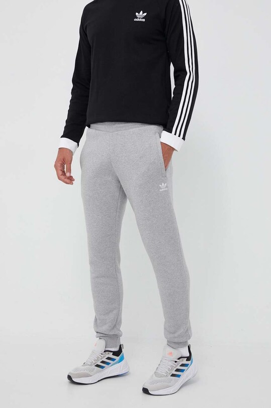 Tepláky adidas Originals pletenina sivá IA4833