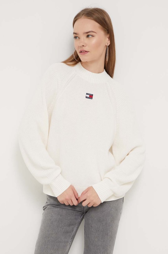Βαμβακερό πουλόβερ Tommy Jeans απλικέ μπεζ DW0DW16536