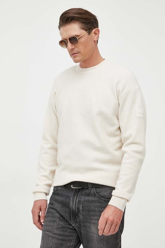 Calvin Klein sweter z domieszką wełny okrągły beżowy K10K110401