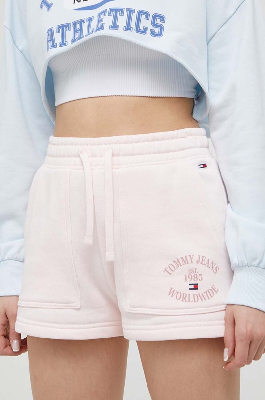 Βαμβακερό σορτσάκι Tommy Jeans ψηλή ροζ DW0DW15870