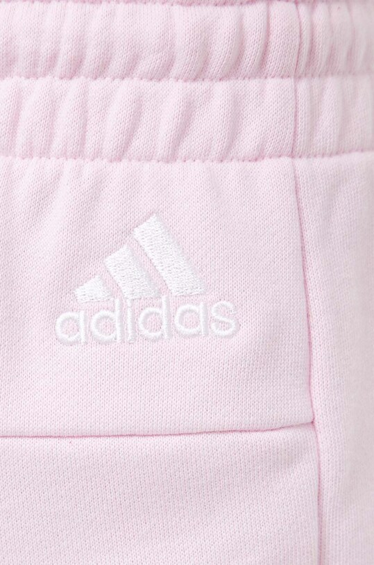 Памучен къс панталон adidas розов IC6877