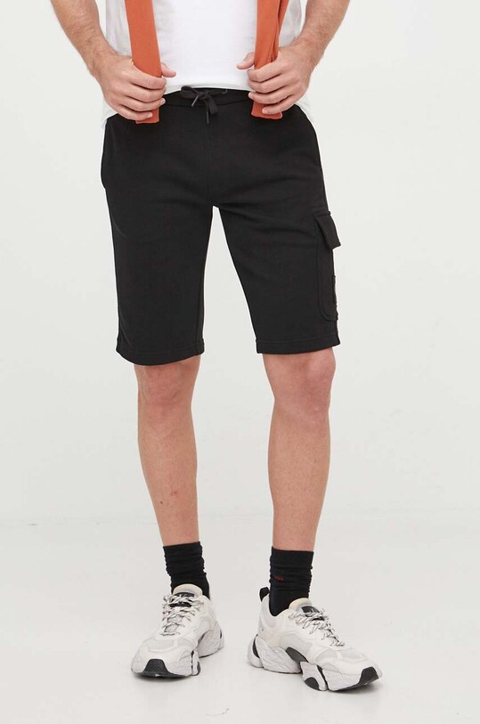 Βαμβακερό σορτσάκι Calvin Klein Jeans λεπτό μοτίβο μαύρο J30J323411