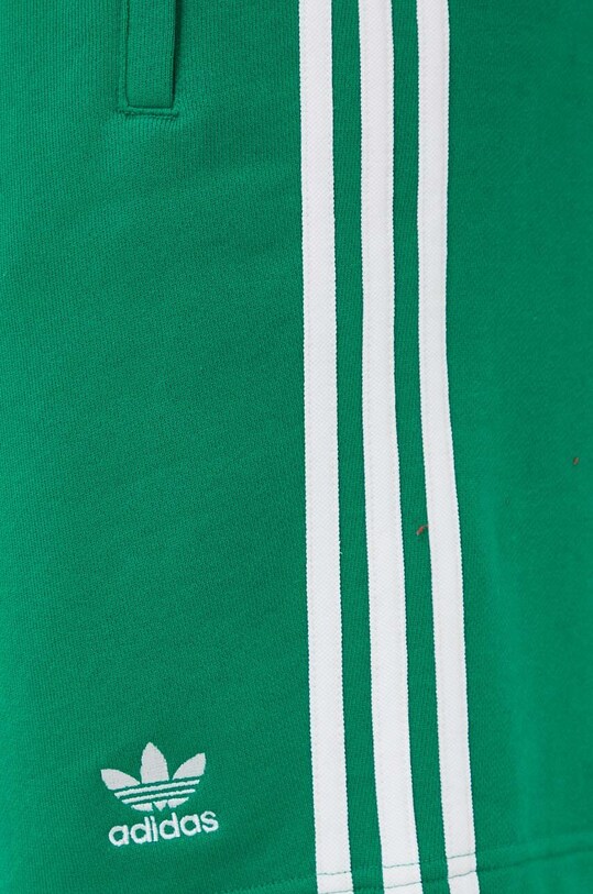 Βαμβακερό σορτσάκι adidas Originals πράσινο IP1340