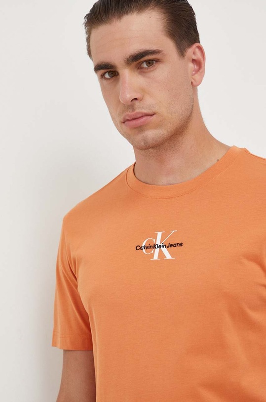 Βαμβακερό μπλουζάκι Calvin Klein Jeans πορτοκαλί J30J323483