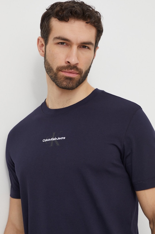 Ρούχα Βαμβακερό μπλουζάκι Calvin Klein Jeans J30J323483 σκούρο μπλε