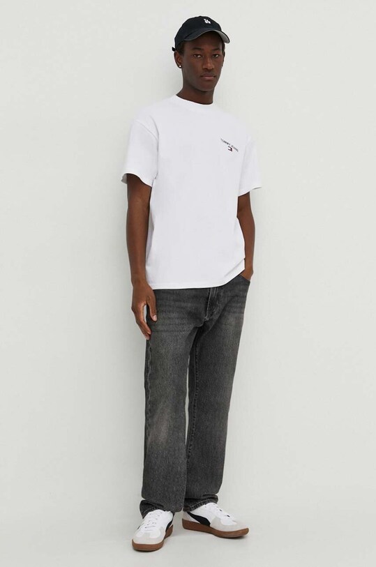 Βαμβακερό μπλουζάκι Tommy Jeans DM0DM17823 λευκό AW23