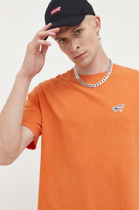 Βαμβακερό μπλουζάκι Tommy Jeans πορτοκαλί DM0DM17910