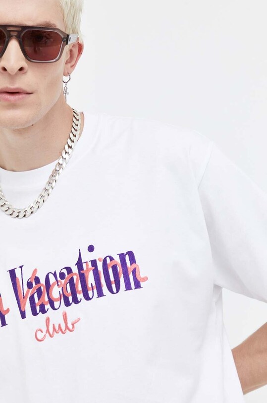Βαμβακερό μπλουζάκι On Vacation απλικέ λευκό OVC.T132