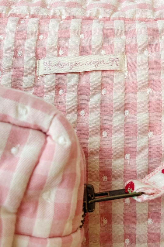 Konges Sløjd kosmetyczka dziecięca SEERSUCKER BIG TOILETRY BAG KS101660 różowy