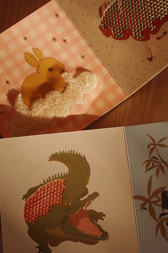 Konges Sløjd carte de activități pentru copii TOUCH AND FEEL BOOK SAFARI FSC KS101711