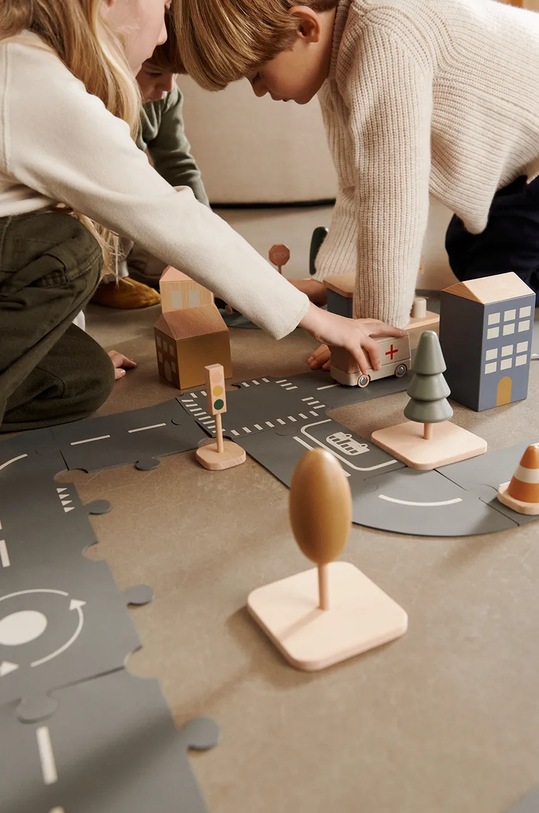 Chlapec Drevená hračka pre deti Liewood Village Bus Stop LW17800 béžová